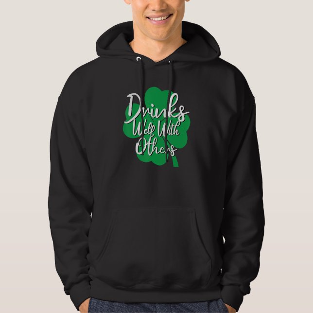 Drinks gut mit anderen von Drinks Squad Funny St. Hoodie (Vorderseite)