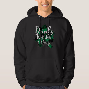 Drinks gut mit anderen von Drinks Squad Funny St. Hoodie