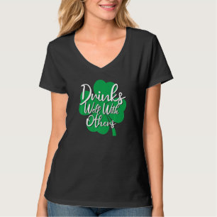 Drinks gut mit anderen von Drinks Squad Funny St. T-Shirt
