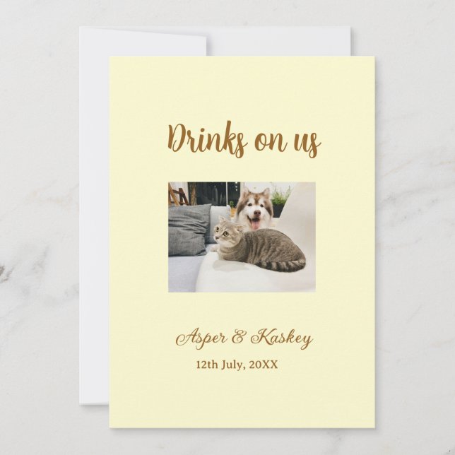 Drinks on us open bar pet photo wedding couple dat einladung (Vorderseite)