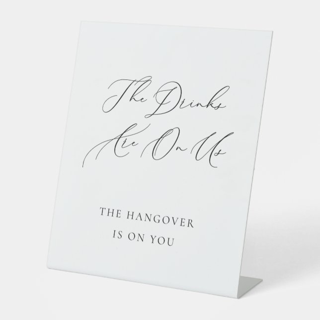 Drinks on Us Wedding Sign Minimalist Elegant  Sockelschild (Vorderseite)