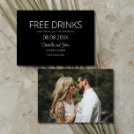 Drinks Schwarz-weißes Foto Hochzeit Save The Date<br><div class="desc">Das Schwarz-weiße Foto Hochzeit mit kostenlosen Drinks - Sichern Sie sich die Datumskarten - eine Mischung aus moderner Einfachheit und Spaß für Ihren besonderen Tag! Mit einem eleganten Schwarz-Weiß-Design verkünden diese Karten mutig "Free Drinks (und wir heiraten gerade)" auf der Vorderseite und geben den Ton für eine Feier voller Freude...</div>