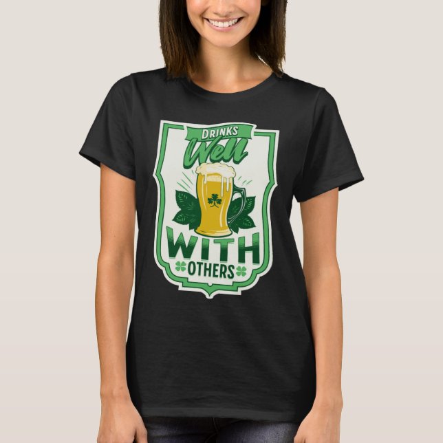 Drinks Well With Others Beer Saint Patrick s Day D T-Shirt (Vorderseite)