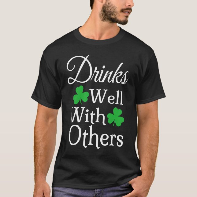 Drinks Well With Others Irish  St Patricks Day Dri T-Shirt (Vorderseite)