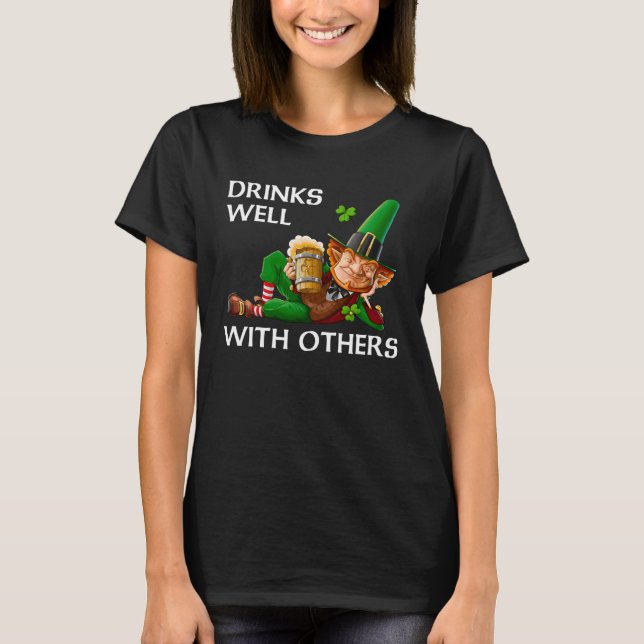 Drinks Well With Others Leprechaun Patrick s Day B T-Shirt (Vorderseite)