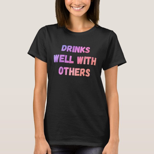 Drinks well with others sarcastic rude  sayings T-Shirt (Vorderseite)
