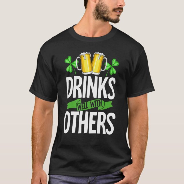 Drinks Well With Others Shirt Drinks Well With Oth (Vorderseite)