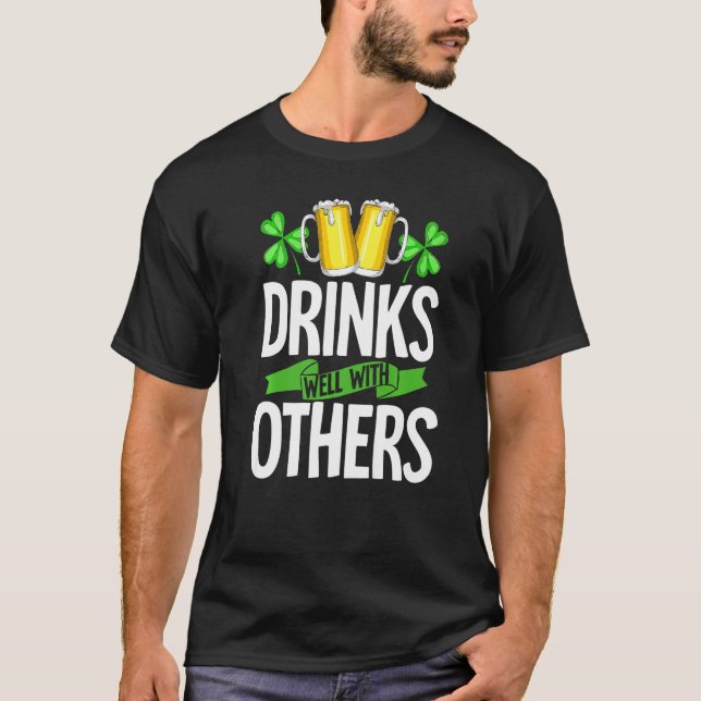 Drinks Well With Others Shirt Drinks Well With Oth (Vorderseite)