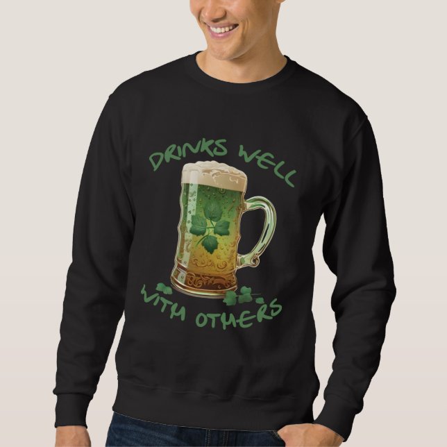 Drinks Well With Others St Patrick s Day Drunk Bee Sweatshirt (Vorderseite)