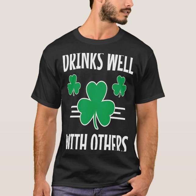 Drinks Well With Others St Patricks Day Drinking   T-Shirt (Vorderseite)