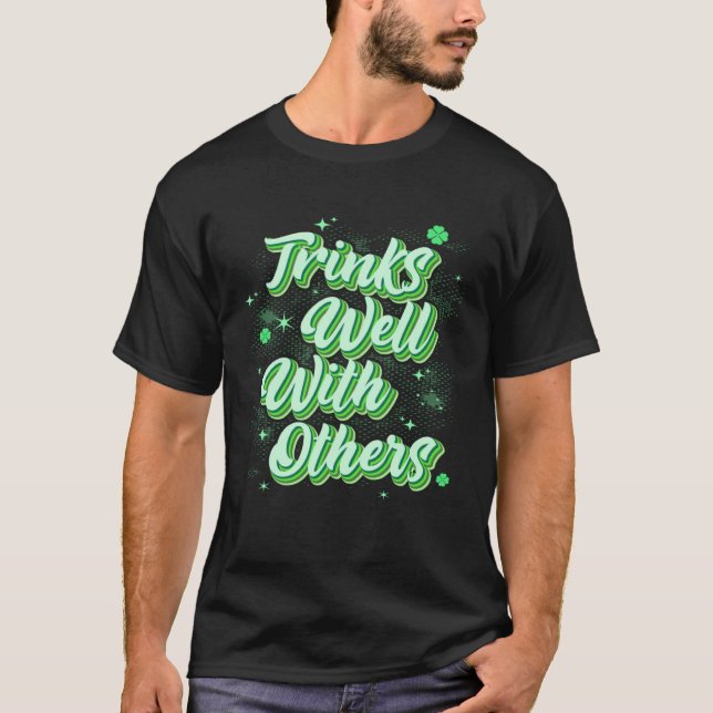 Drinks Well With Others St Patricks Day Drunk Beer T-Shirt (Vorderseite)