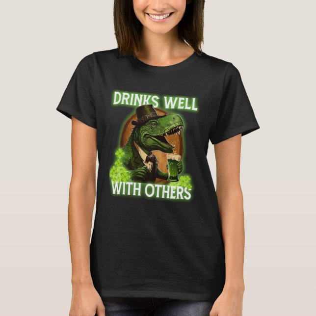 Drinks Well With Others T-Shirt (Vorderseite)