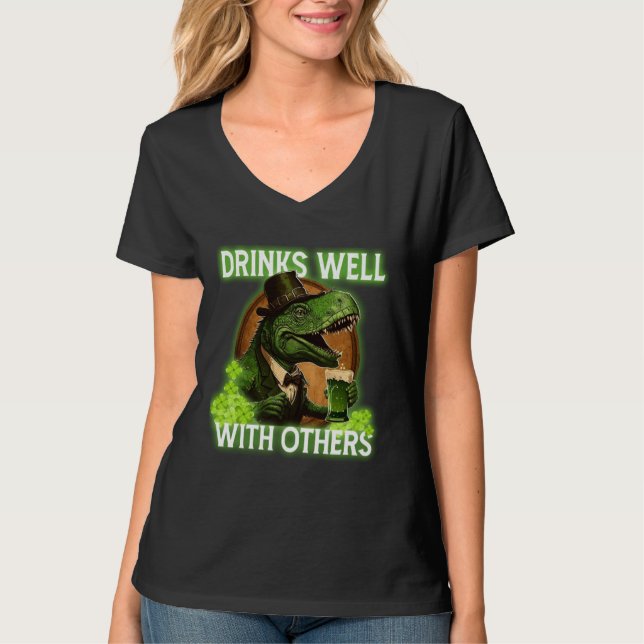 Drinks Well With Others T-Shirt (Vorderseite)