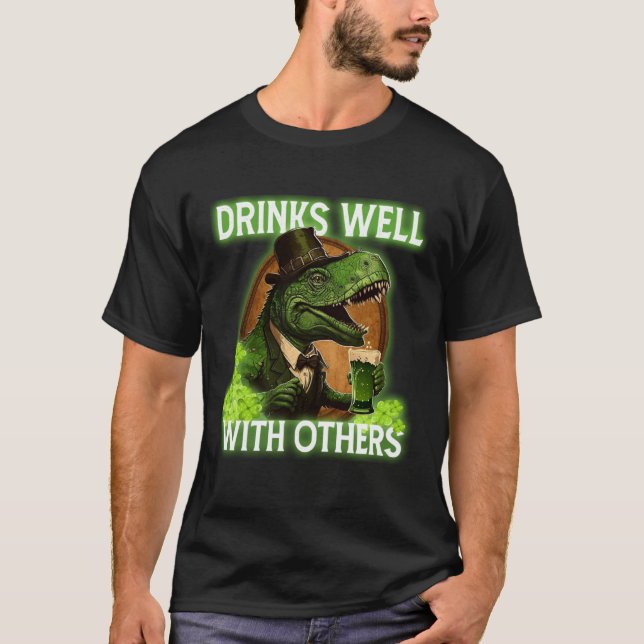 Drinks Well With Others T-Shirt (Vorderseite)