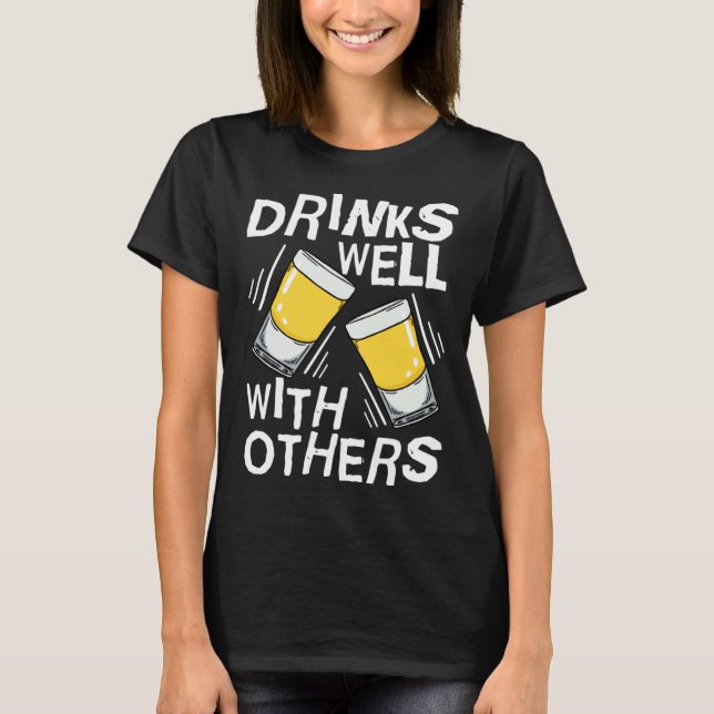 Drinks Well With Others  Tequila Alcohol Drink T-Shirt (Vorderseite)