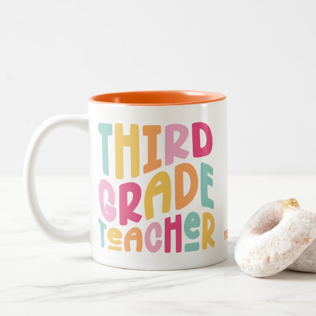 Dritter Lehrer | Farbige Typografie Zweifarbige Tasse (Mit Donut)