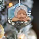 Driving Snowflakes Baby Foto Name & Jahr hinzufüge Ornament Aus Glas<br><div class="desc">Schöne Glas Weihnachtsschmuck,  um das erste Weihnachtsfest Ihres Babys zu feiern. Fügen Sie ein Foto Ihres Babys,  Jungs oder Mädchens hinzu,  und ihren Namen und das Jahr. Weiße Schneeflocken werden auf Ihrem Foto gedruckt,  um ihm ein wunderbar winterliches Gefühl zu geben.</div>