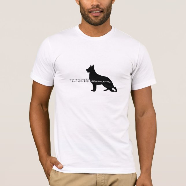 Droge Detecton GSD K9 SIE betrachtend! T-Shirt (Vorderseite)