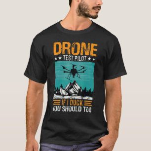 Drohnenpilotin, wenn Sie zu RC-Quadcopter-Gerät en T-Shirt