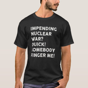 Droht Atomkrieg Schnell jemand Finger mich_1 T-Shirt