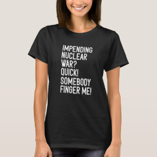 Droht Atomkrieg Schnell Jemand Finger Mich App T-Shirt