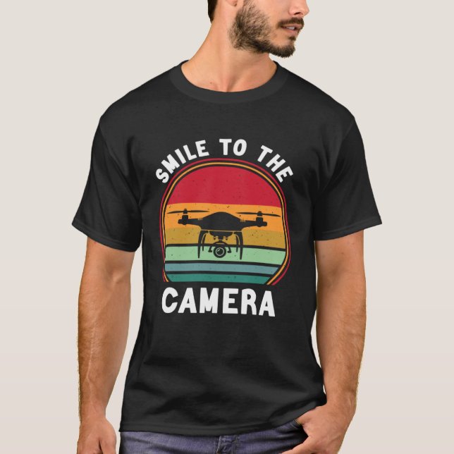 Drone Pilot Smile To The Camera FPV Quadcopter T-Shirt (Vorderseite)