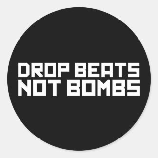 Drop Beats statt Bomben Runder Aufkleber