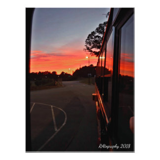Druck, Sonnenaufgangsreflexion auf Schulbus Fotodruck