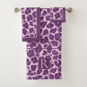 Druck und Monogramm aus Leopard in lila Tönen Badhandtuch Set