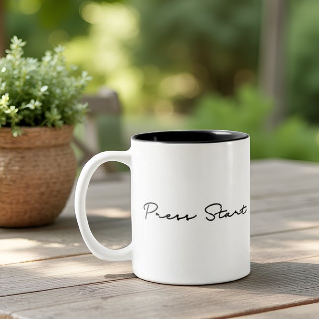 Drücken Sie die Taste Retro Gaming. Zweifarbige Tasse (Von Creator hochgeladen)