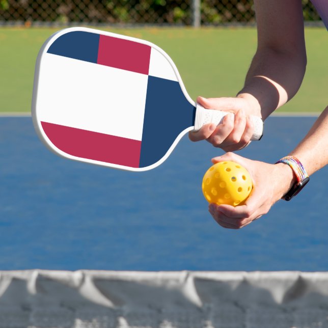Druckschrift in rot-weiß und blau pickleball schläger (InSitu)