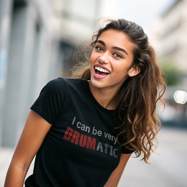 Drumatic Funny Zitat mit rotem und weißem Text T-Shirt (Von Creator hochgeladen)