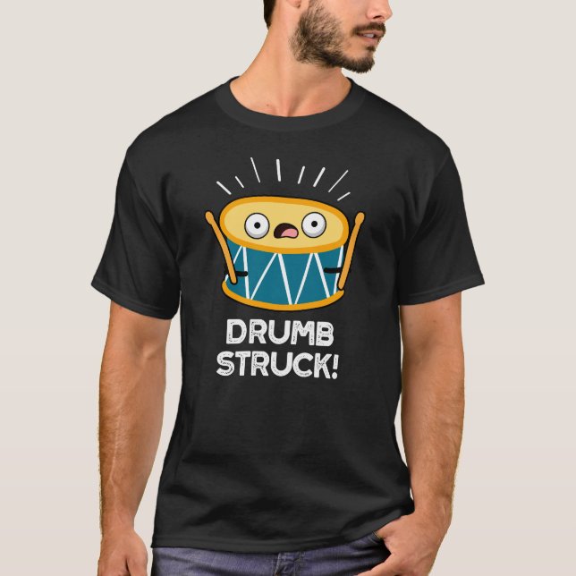 Drumb Struck Funny Drummer Drum Pun Dark BG T-Shirt (Vorderseite)