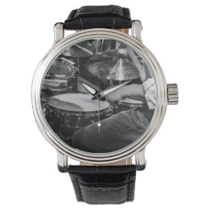 Drummer am Arbeitsplatz behaltend Zeit Armbanduhr