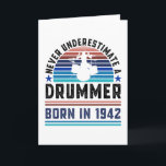 Drummer geboren 1942 80th Birthday Drumming Gift V Karte<br><div class="desc">Unterschätzen Sie niemals einen Drummer geboren im Jahr 1942. Ideal 80. Geburtstagsgeschenk für einen 80 Jahre alten Drums-Kit und Drumming-Enthusiast,  der Lieben. Retro für Männer,  Frauen,  dein Vater am Vatertag.</div>