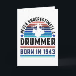 Drummer geboren 1943 80th Birthday Drumming Gift V Karte<br><div class="desc">Unterschätzen Sie niemals einen Drummer geboren im Jahr 1943. Ideal 80. Geburtstagsgeschenk für einen 80 Jahre alten Drums-Kit und Drumming-Enthusiast,  der Lieben. Retro für Männer,  Frauen,  dein Vater am Vatertag.</div>
