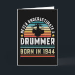 Drummer geboren 1944 80th Birthday Drumming Gift Karte<br><div class="desc">Unterschätzen Sie niemals einen Drummer geboren im Jahr 1944. Ideal 80. Geburtstagsgeschenk für einen 80 Jahre alten Drums-Kit und Drumming-Enthusiast,  der Lieben. Retro für Männer,  Frauen,  dein Vater am Vatertag.</div>