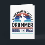 Drummer geboren 1944 80th Birthday Drumming Gift V Karte<br><div class="desc">Unterschätzen Sie niemals einen Drummer geboren im Jahr 1944. Ideal 80. Geburtstagsgeschenk für einen 80 Jahre alten Drums-Kit und Drumming-Enthusiast,  der Lieben. Retro für Männer,  Frauen,  dein Vater am Vatertag.</div>