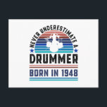 Drummer geboren 1948 80th Birthday Drumming Gift V Postkarte<br><div class="desc">Unterschätzen Sie niemals einen Drummer geboren im Jahr 1948. Ideal 80. Geburtstagsgeschenk für einen 80 Jahre alten Drums-Kit und Drumming-Enthusiast,  der Lieben. Retro für Männer,  Frauen,  dein Vater am Vatertag.</div>