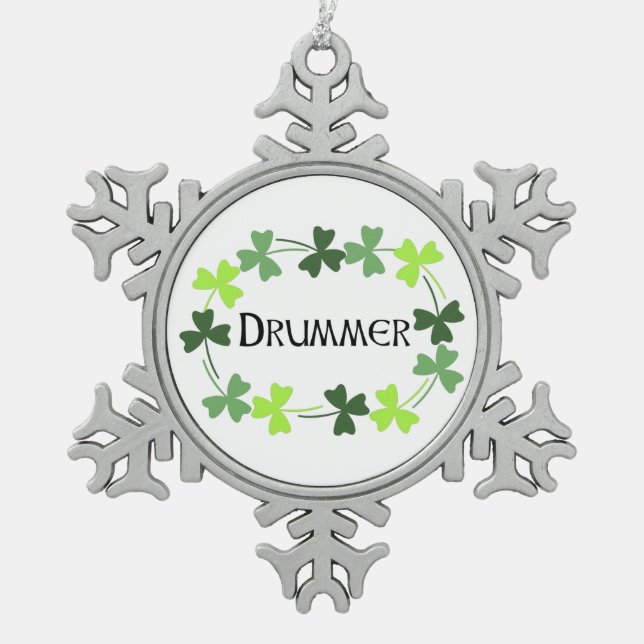 Drummer Kleeblatt Oval Schneeflocken Zinn-Ornament (Vorderseite)