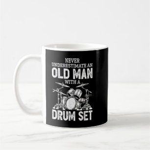 Drummer unterschätzt nie einen alten Mann mit eine Kaffeetasse