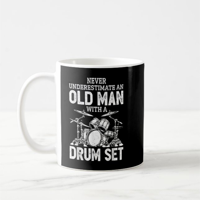 Drummer unterschätzt nie einen alten Mann mit eine Kaffeetasse (Links)