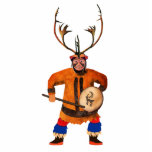 Drumming Shaman Freistehende Fotoskulptur<br><div class="desc">Ein nördlicher Schamane,  der Buckskin-Kleidung und Karibu (Rentier)-Antlers trägt,  spielt ein Trommelritual,  um mit Geistern zu kommunizieren und zwischen Reisen zu reisen.</div>