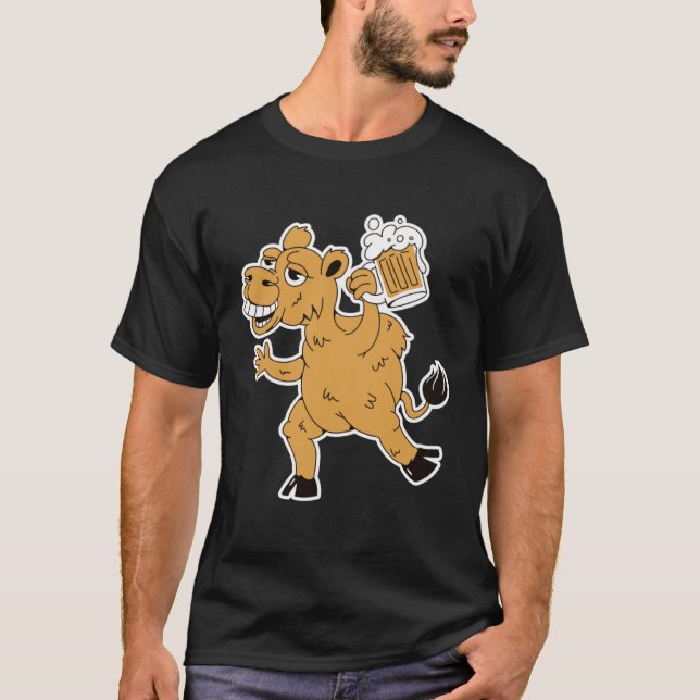 Drunk brown camel with beer for party holidays T-Shirt (Vorderseite)