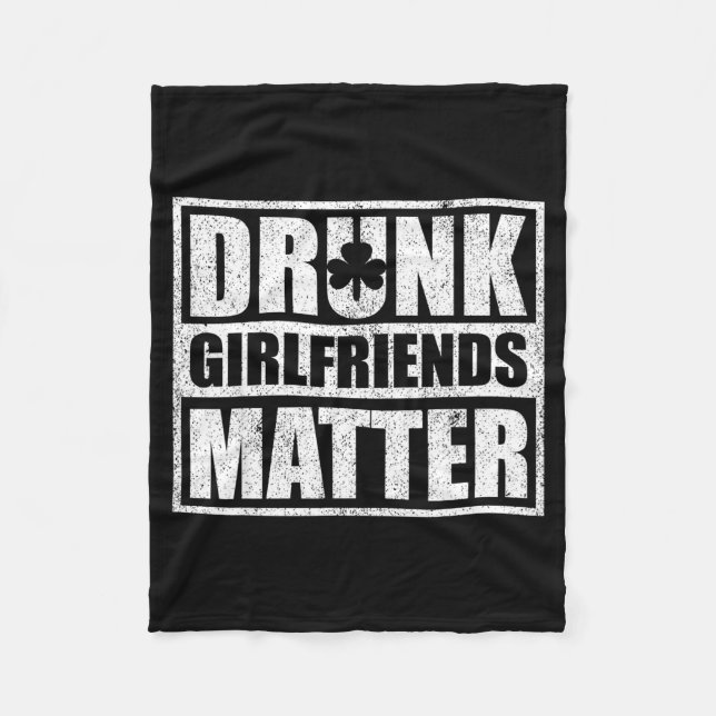 Drunk Girlfriends Funny Couple St Patricks Day 202 Fleecedecke (Vorderseite)