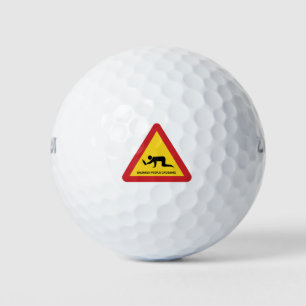 DRUNKENDE MENSCHEN ÜBERQUEREN VERKEHRSSIGN GOLFBALL