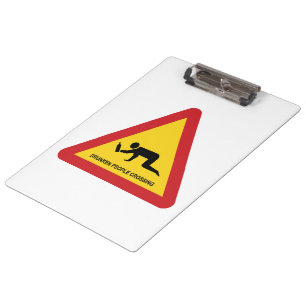 DRUNKENDE MENSCHEN ÜBERQUEREN VERKEHRSSIGN KLEMMBRETT