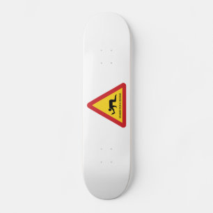 DRUNKENDE MENSCHEN ÜBERQUEREN VERKEHRSSIGN SKATEBOARD