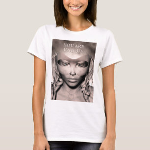 Du bist einzigartig. Frau in Maskenmaske T-Shirt