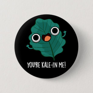 Du bist Kale-in Me Funny Veggie Kale Pun Dark BG Button